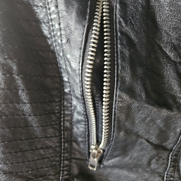 Womens Black Faux Leather Distressed Bomber Jacket Size Small Forever 21 - Picture 8 of 13
